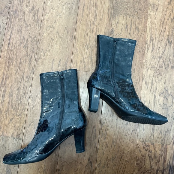 Vintage Black Croc-Embossed Faux Leather Mid Calf Square Toe Boots - Picture 4 of 7